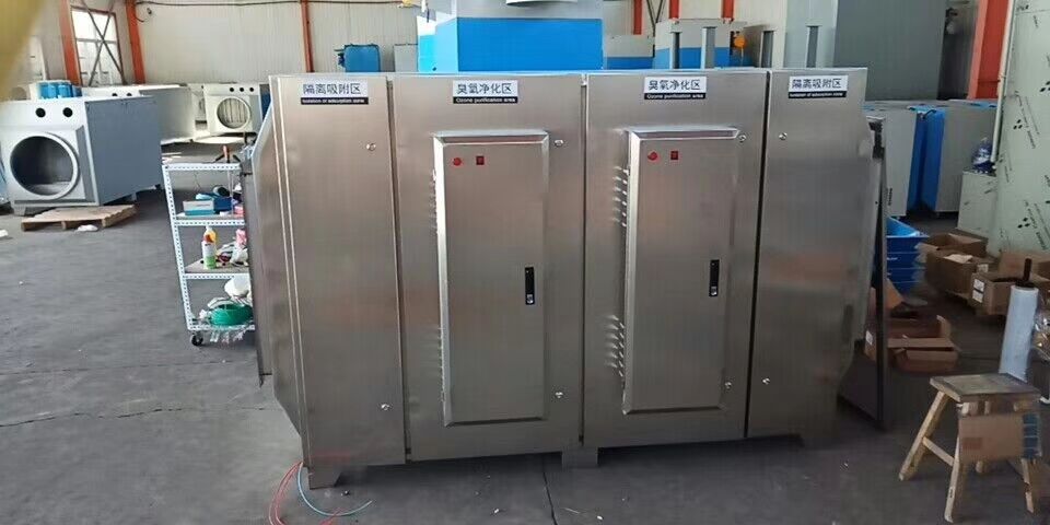 塑料制品車間廢氣處理設(shè)備無任何機(jī)械動作，無噪音，無需專人管理和日常維護(hù)，只需作定期檢查，本設(shè)備能耗低，設(shè)備風(fēng)阻極低＜50pa,可節(jié)約大量排風(fēng)動力能耗。