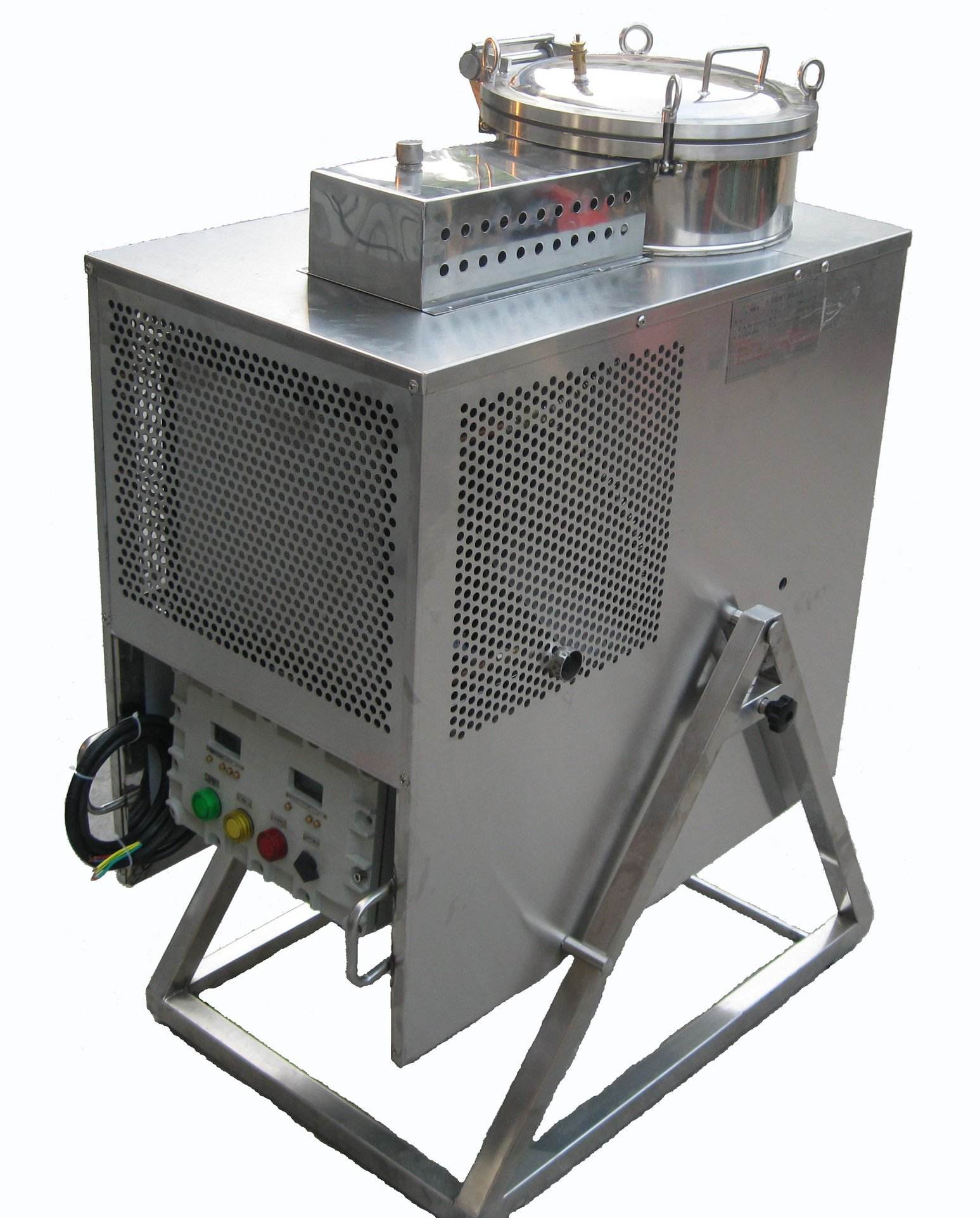 有機(jī)溶劑回收凈化系統(tǒng)是在是在傳統(tǒng)溶劑氣體回收技術(shù)的基礎(chǔ)上研發(fā)出的具有自主知識(shí)產(chǎn)權(quán)的，通過(guò)氣體的吸附和解吸過(guò)程對(duì)揮發(fā)性溶劑進(jìn)行回收，回收效率９5％以上，并可根據(jù)不同溶劑的性質(zhì)和用戶(hù)需要提供個(gè)性化解決方案。