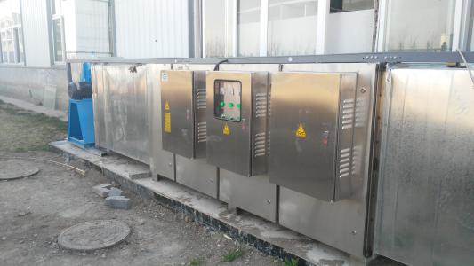 光解凈化設(shè)備 造紙廠制漿廢氣處理設(shè)備設(shè)計(jì)安裝利用UV光解凈化設(shè)備發(fā)出特制的高能UV紫外線光束照射惡臭氣體，裂解H2S、硫化物、VOC類、苯、甲苯、二甲苯的分子鏈結(jié)構(gòu)，使有機(jī)或無機(jī)高分子惡臭化合物分子鏈，在高能紫外線光束照射下，降解轉(zhuǎn)變成低分子化合物，如CO2、H2O等。利用高能UV光束裂解惡臭氣體中細(xì)菌的分子鍵，破壞細(xì)菌的核酸（DNA），再通過臭氧進(jìn)行氧化反應(yīng)，徹底達(dá)到脫臭及殺滅細(xì)菌的目的。