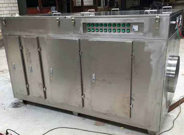 對于半導(dǎo)體廠家而言，在去光阻工序中常會使用的去光阻液，雖絕有些工廠車間目前都已采用冷凝吸收器進(jìn)行去光阻工序排氣前的預(yù)處理凈化并回收，回收效率約在90%以上，但對于其所衍生的低濃度(<5ppm)有機(jī)惡臭污染物，礙于既有處理等級限制，無法將所有問題一并解決，也長期造成從業(yè)者許多困擾，這些含硫化合物氣體不但是造成高科技業(yè)或相關(guān)園區(qū)廢水廠空氣污染臭味投訴的主因，同時也是使被污染的空氣導(dǎo)引進(jìn)入如半導(dǎo)體晶圓制造廠及TFT-LCD。