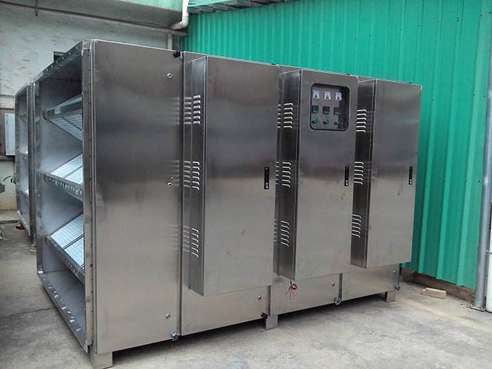 設(shè)備配置：噴淋+光解，光解：THY-EQ30000廢氣UV高效光解凈化設(shè)備；  處理標(biāo)準(zhǔn)：惡臭污染物排放標(biāo)準(zhǔn)》(GB14554-1993)排放標(biāo)準(zhǔn)；