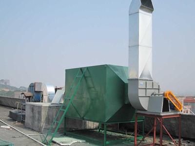 噴淋塔是一種高效、低壓損的除塵設(shè)備。噴膠廢氣經(jīng)噴淋塔水洗、噴淋、過濾后進(jìn)入U(xiǎn)V光解凈化器。  UV光解凈化器是利用納光催化劑TiO2在特定波長的光的照射下產(chǎn)生"電子一空穴"對(一種高能粒子)，這種"電子一空穴"對和周圍的水和氧氣相互作用后具有很強(qiáng)的氧化-還原能力。它能將廢氣中的苯類、醛類、烴類等污染物直接分解成無害無味的物質(zhì)，進(jìn)行分解破壞，達(dá)到了消除空氣污染的目的。  活性炭吸附器是根據(jù)活性炭多孔性和吸附性的原理從而設(shè)計(jì)的，由于活性炭表面存在著未平衡飽和的分子力或化學(xué)鍵力，當(dāng)活性炭與廢氣接觸時(shí)，就能吸附廢氣分子，從而達(dá)到凈化效果。