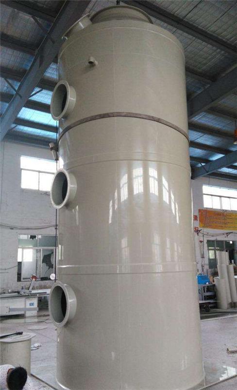 含塵氣體由筒體下部順切向引入，旋轉(zhuǎn)上升，塵粒受離心力作用而被分離，拋向筒體內(nèi)壁，被筒體內(nèi)壁流動(dòng)的水膜層所吸附，隨水流到底部錐體，經(jīng)排塵口卸出。水膜層的形成是由布置在筒體的上部幾個(gè)噴嘴、將水順切向噴至器壁。這樣，在筒體內(nèi)壁始終覆蓋一層旋轉(zhuǎn)向下流動(dòng)的很薄水膜，達(dá)到提高除塵效果的目的。