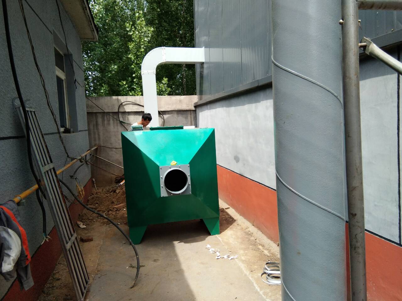 對于電子廠行業(yè)廢氣處理解決方案，以上是介紹了幾種方法，具體用什么廢氣處理設(shè)備還需要根據(jù)客戶現(xiàn)場勘查收集的信息，來制定合理的收集+處理，這樣才能保證廢氣的凈化效果，我們有上百家電子廠的廢氣處理工程案例可以讓客戶現(xiàn)場進(jìn)行考察，或者直接與我們聯(lián)系，讓我們技術(shù)人員現(xiàn)場為您設(shè)計(jì)廢氣處理方案和報(bào)價(jià)