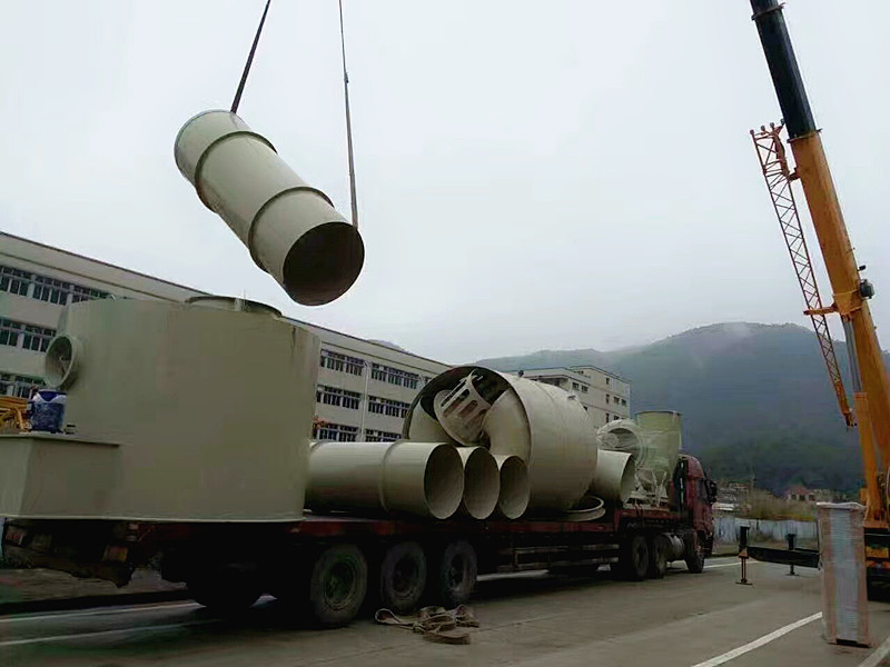 針對城市污水處理工藝特點，采用的噴淋吸附方法，將廢氣收集，送入噴淋塔噴淋，去除各類異味達到凈化氣體的效果。該方法投資少、運行成本低、占地空間小、效果好，無二次污染。