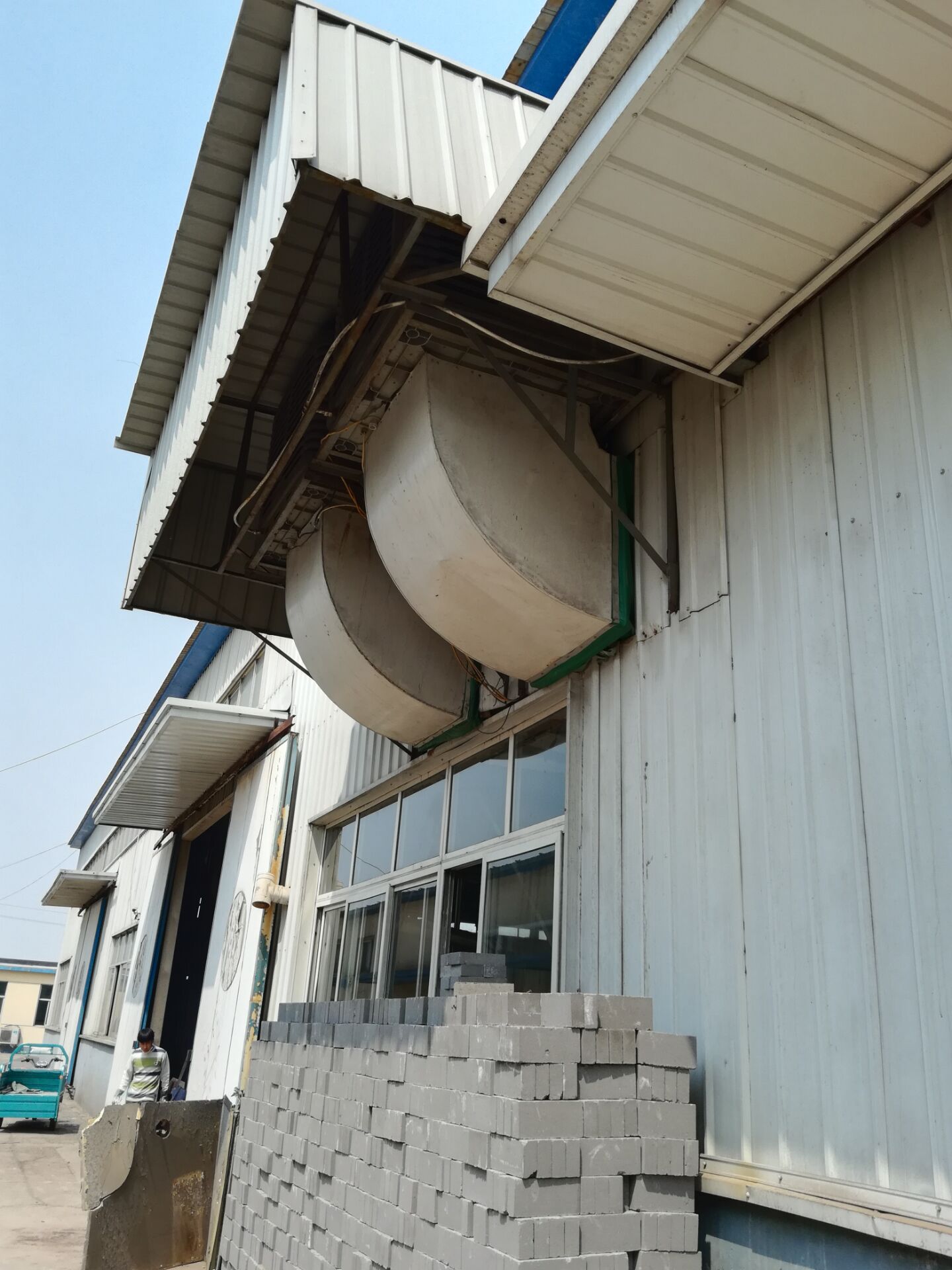 精細(xì)化工廠給車間怎么做工位降溫系統(tǒng)？