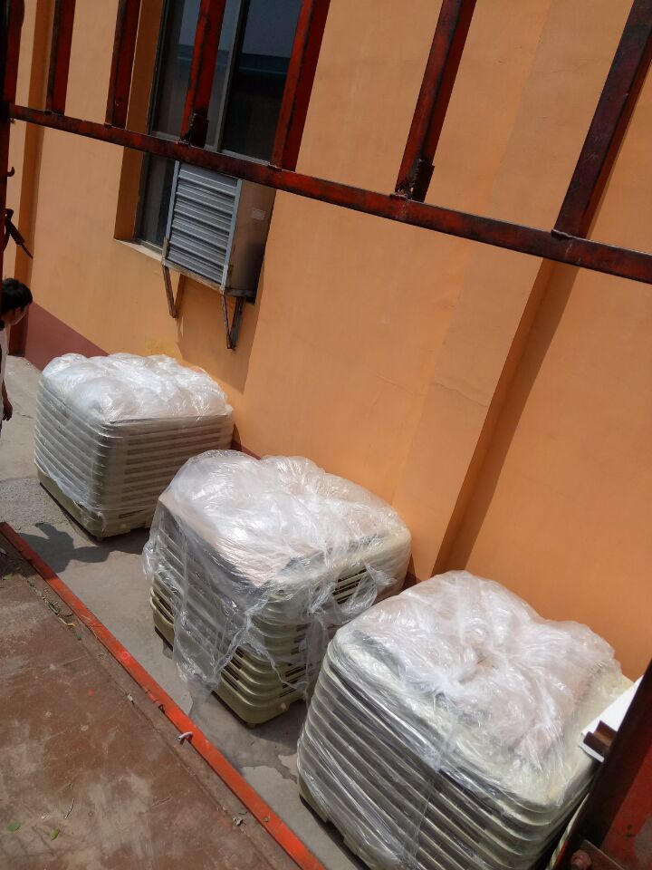 大型工廠降溫需要收益空調(diào)結(jié)合管道局部崗位送風(fēng) 而一般大的廠房就可以用水風(fēng)機(jī)整體降溫即可大型廠房面積大、有熱源，如何降溫？安裝環(huán)保空調(diào)輸送大量涼爽鮮風(fēng)進(jìn)入車間；大量涼風(fēng)中和車間內(nèi)溫，吹人吹設(shè)備效果更佳；百平方只需一度電，降溫同時(shí)還可改善異味；舒適的工作環(huán)境、大大提高員工生產(chǎn)效率。
