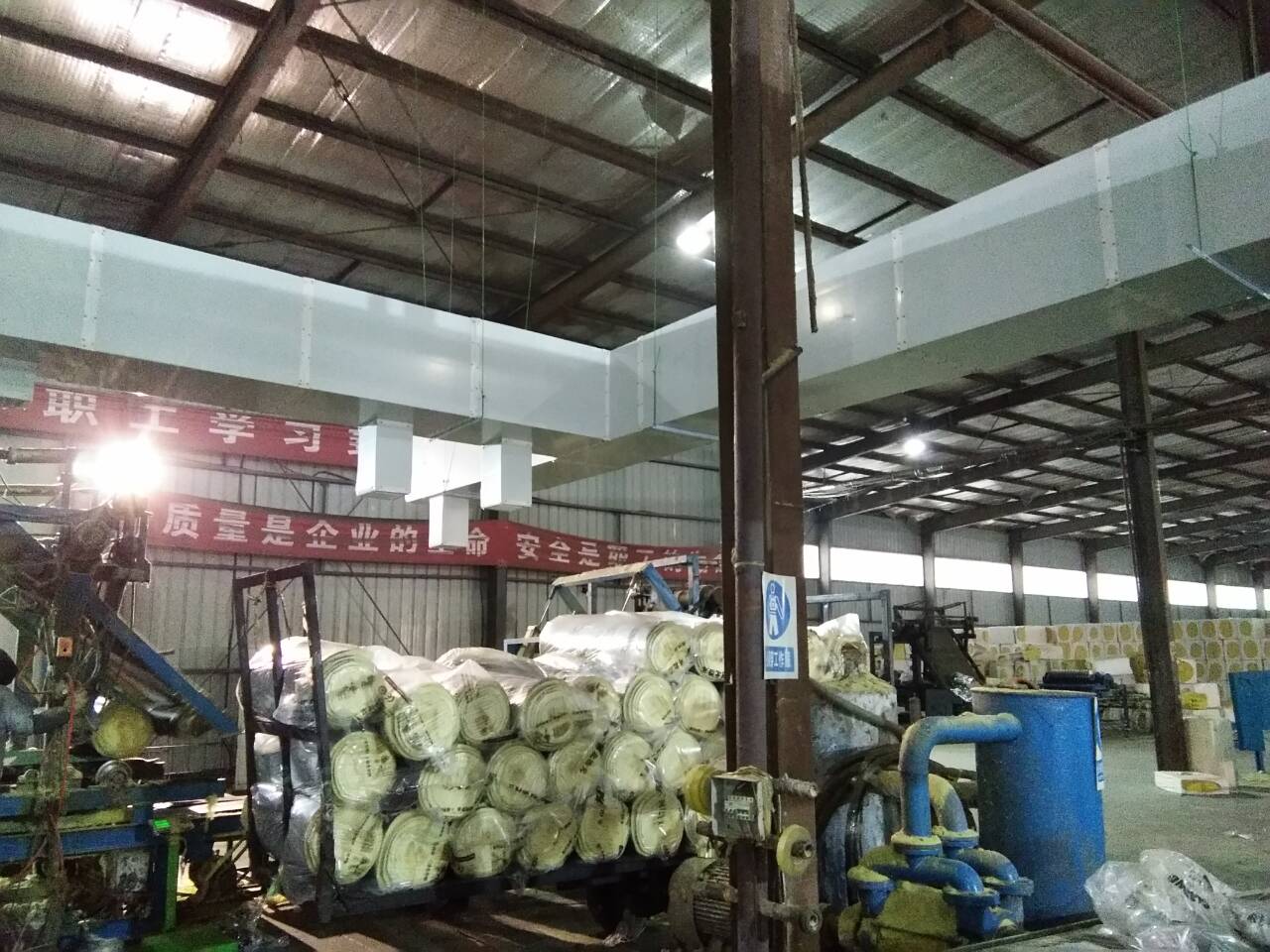大型節(jié)能吊扇舒適的自然風解決了以下問題  1、物流園多為鋼結構現場，到了夏天，室內溫度比室外溫度高！  2、工作場所面積大的空氣不流通等，員工的工作環(huán)境普遍不好，工作效率低，有時會因悶熱而中暑。  3、工廠工作環(huán)境差，員工流動性大，企業(yè)人工費增加。  4、物流現場、倉庫面積大，員工分散，主要用于堆積貨物，降溫換氣設備難以選擇！