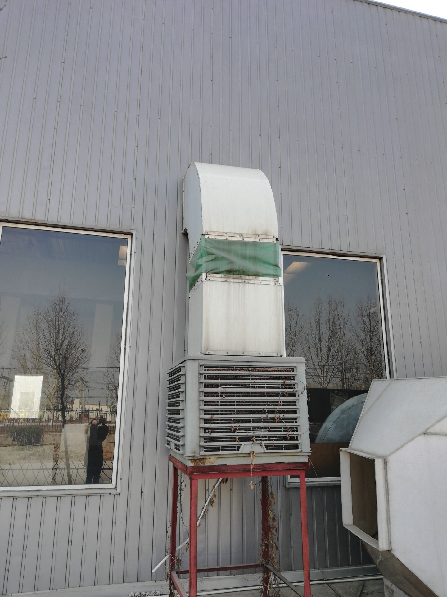 水簾風(fēng)機(jī)安裝在車間等密閉大型工廠，作為抽風(fēng)換氣用；與濕簾搭配，安裝于車間內(nèi)迅速降溫，同時(shí)具有一定的濕度；放在地上或者掛在空中，使用在大型車間，作為排風(fēng)扇使用，通常情況下1000平左右的大型空間，四臺(tái)風(fēng)機(jī)即可達(dá)到滿屋通風(fēng)降溫的效果。 負(fù)壓風(fēng)機(jī)是運(yùn)用空氣對(duì)流，負(fù)壓換氣的原理來(lái)設(shè)計(jì)，安裝在通風(fēng)不良的對(duì)向，可以將室內(nèi)停滯不重的熱氣、異味、烏煙、穢氣，在較短的時(shí)間內(nèi)迅速排出室外，使室內(nèi)溫度降低到與室外溫度相同，卻能感覺(jué)到比室外更涼爽。