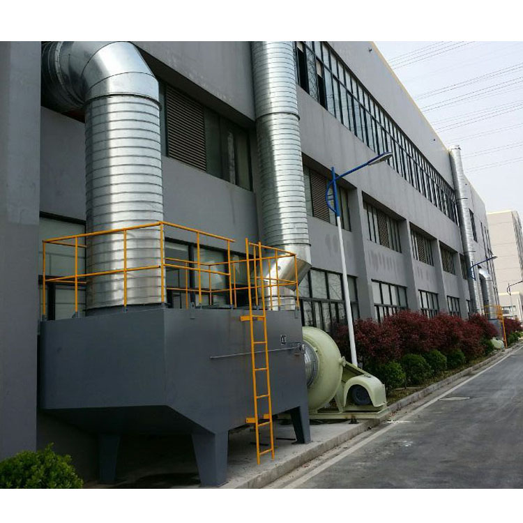 合成香料的精細化工生產企業(yè)，主要有醇類、酮類、醛類、酯類、酸類、醚類和酰胺類等七大類十多個香料品種，其使用的原材料主要為乙醛、乙醇、甲苯、乙酸等有機原料，其產生的廢氣也都是含有醛類、醇類、酮類、酯類、酸類、醚類的有機廢氣，廢氣經～套8000立方/,b時堿洗加活性炭吸附裝置處理后，經3O米煙囪排放，雖然廢氣排口污染物含量符合標準，但排放中的異味還是不能有效去除，廢氣需要進一步處理，消除潛在危害