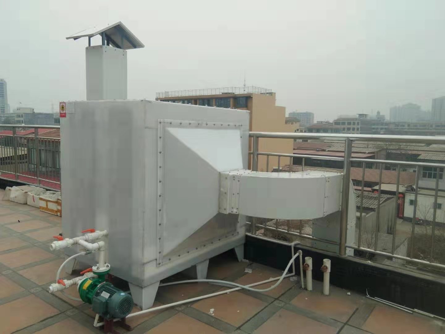 電線電纜廠廢氣異味處理采用設(shè)備方案，活性炭吸附塔,是一種經(jīng)濟(jì)實(shí)用型有機(jī)廢氣的凈化與治理裝置;是一種廢氣過(guò)濾吸附異味的環(huán)保設(shè)備產(chǎn)品。